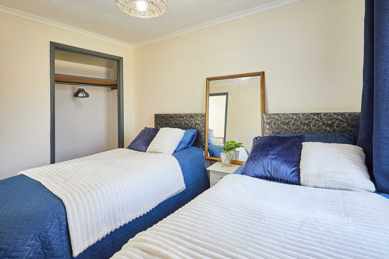 Room 2, Host Stay Venture Park Villas, Northamptonshire