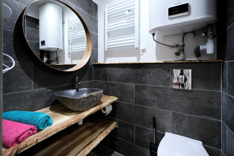 Bathroom 3, Perrutel - entre Bastide et cite, Aude