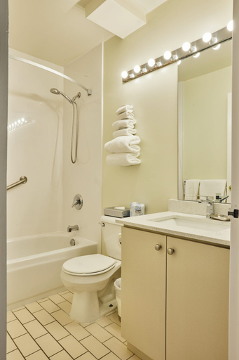 Bathroom 4, The Business Inn, Ottawa