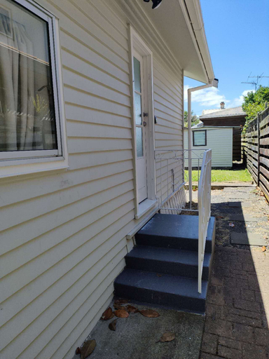 Others 3, Small 2 bedroom flat 7a Rangiatea Road, Waitakere