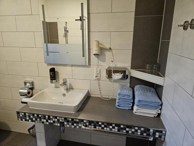 Bathroom 5, HotelPension Am Hafen, Aurich
