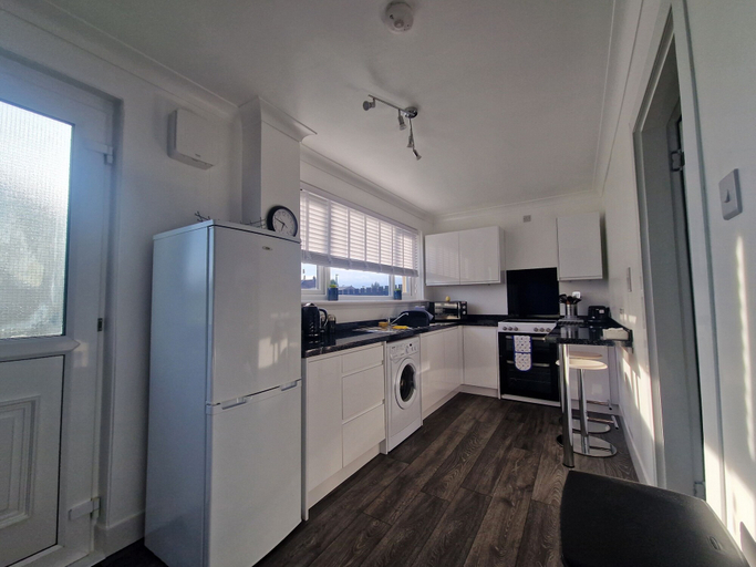 Private kitchen 5, Shotts House 2 Bedrooms Central To Glasgow & Edinburgh, North Lanarkshire