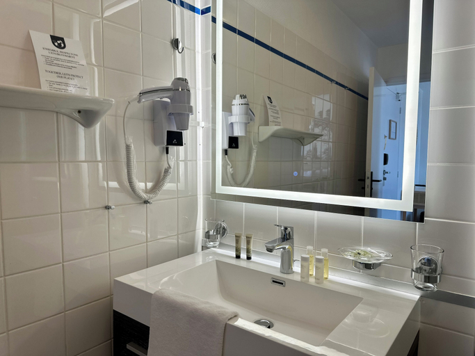 Bathroom 3, Logis Hôtel Armoric, Finistère