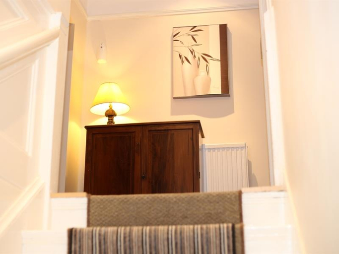Others 3, The Bull and Bush Hotel Kingston, London