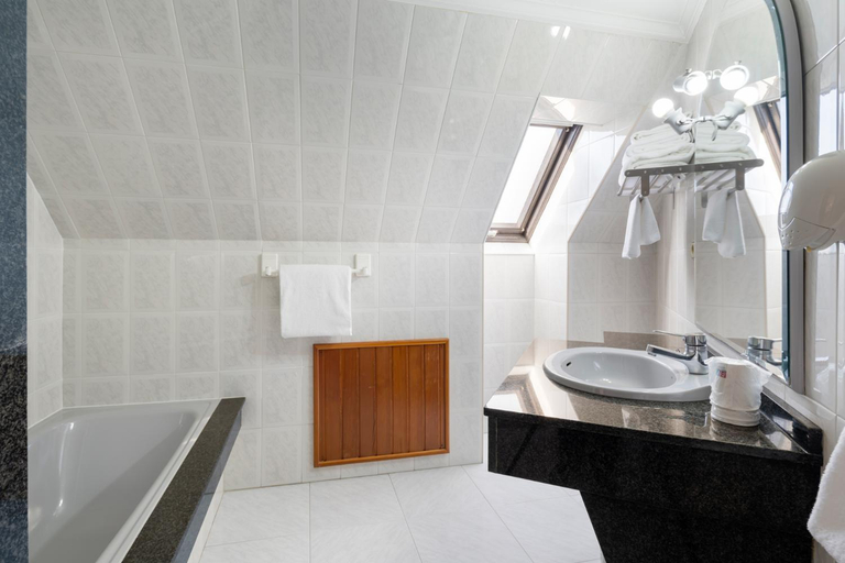 Bathroom 5, Alda Santa Cristina, A Coruña