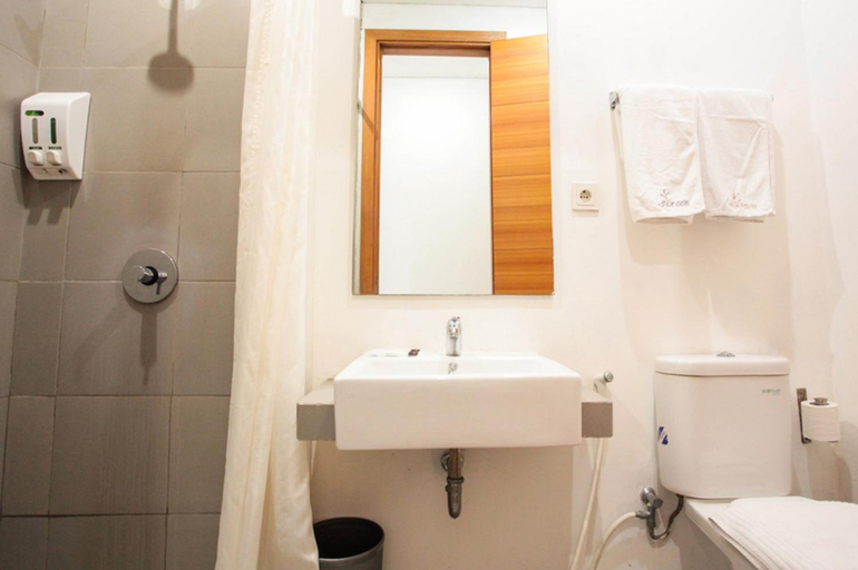 Bathroom, Residence at Kuningan Jakarta Selatan, South Jakarta