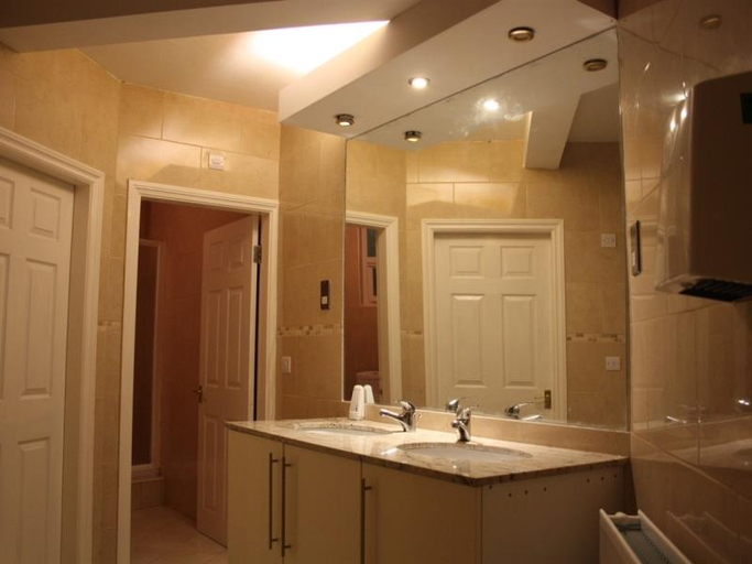 Bathroom 4, The Bull and Bush Hotel Kingston, London