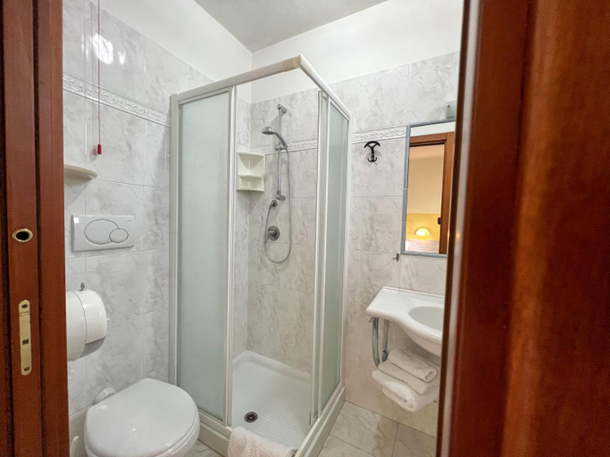 Bathroom 4, lidodubaihotelb&b, Taranto