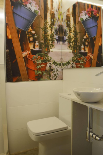 Bathroom 4, Classic Palau Apartments, Barcelona