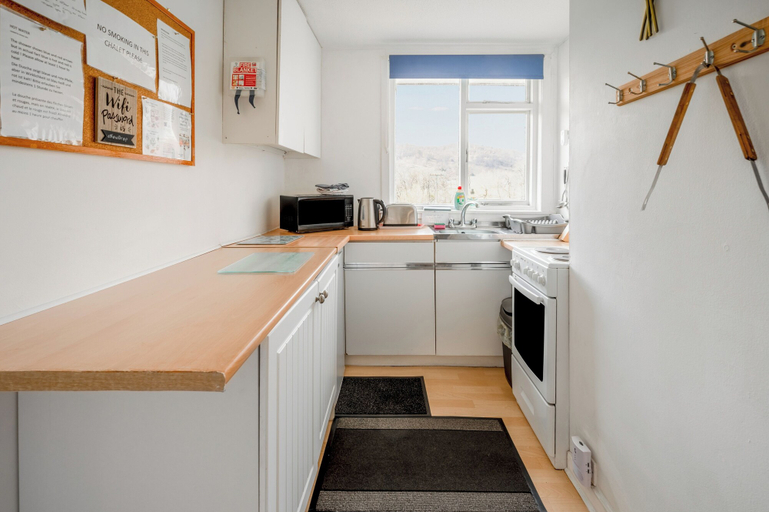 Private kitchen, 2 Bed Chalet - Sleeps 3 - River and Mountain Views, Highland
