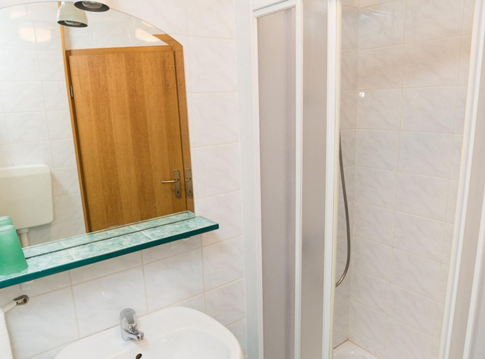 Bathroom 3, Sunny Street Apartments, Rovinj