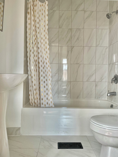 Bathroom, Quiet Room Around York University Subway, Toronto
