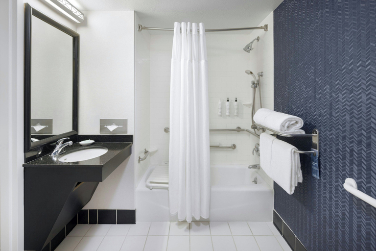 Bathroom 5, Fairfield Inn & Suites by Marriott Turlock, Stanislaus