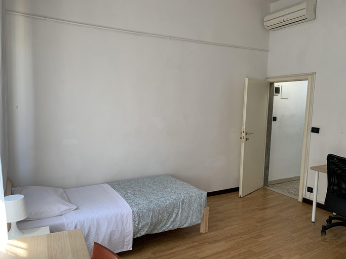 Room 4, Faenza 79 Apartment in Firenze, Florence