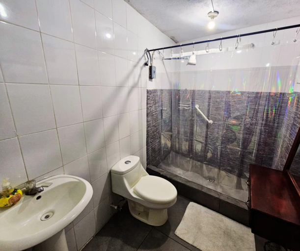 Bathroom 2, Rio Rooms City Center, Quetzaltenango