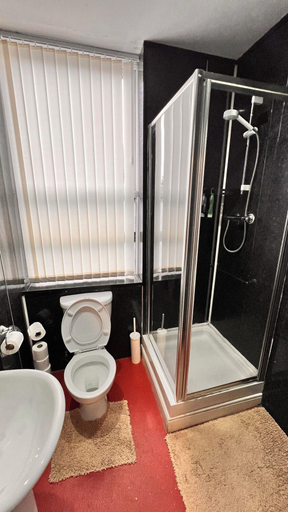 Bathroom 4, Castle Lodge Guest House, Sefton