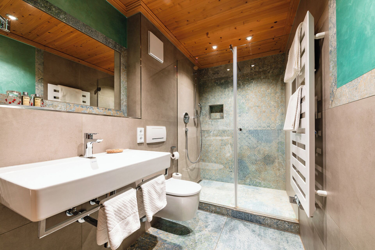 Bathroom 2, Hotel garni Fischerweber am See, Miesbach