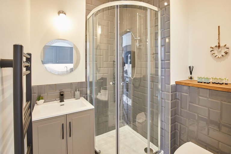 Bathroom, Host Stay Apartment 2 Queens Court, North Yorkshire