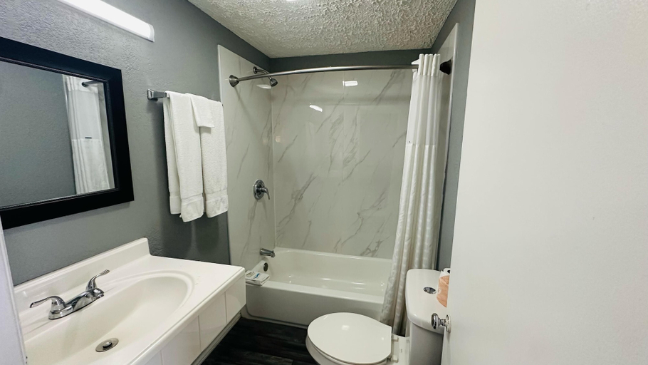 Bathroom 3, Catalina Airport Motel, Indianapolis