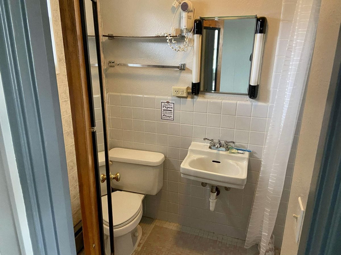 Bathroom 3, The Springs Motel, Greene