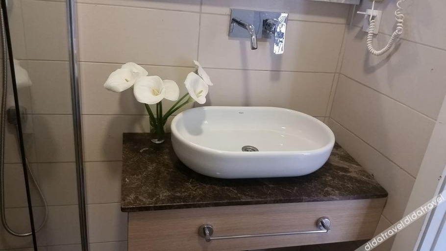 Bathroom, Denizkizi Hotel
