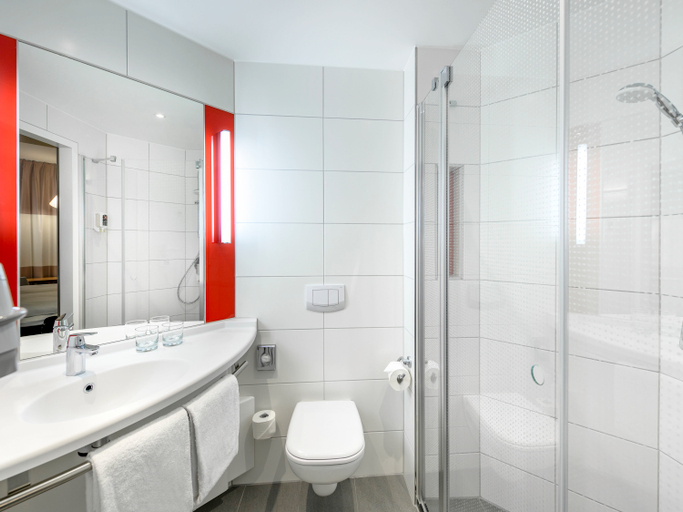 Bathroom 5, Ibis Landshut city, Landshut