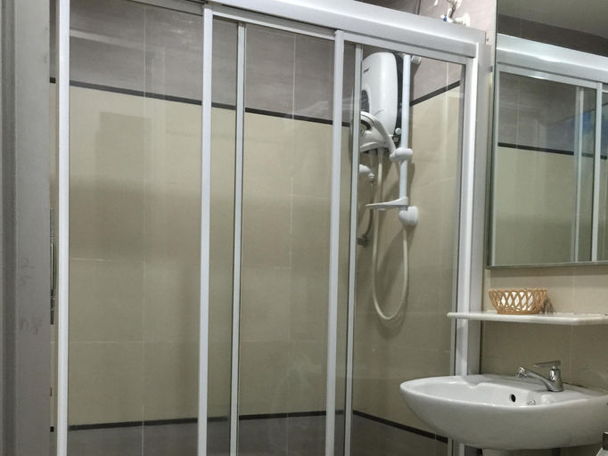 Bathroom 4, Loong Fatt Hotel, Batang Padang