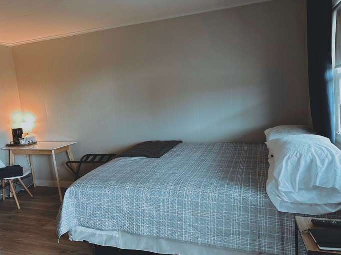 Bedroom 4, The Springs Motel, Greene