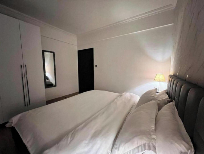 Others 5, Charming City Escape, Starehe