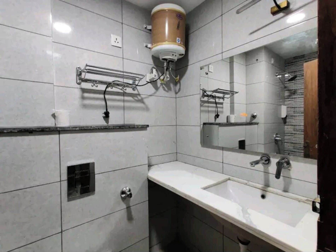 Bathroom, Hotel Blue Shine, Gautam Buddha Nagar