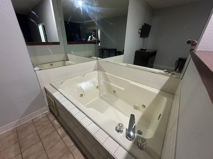 Bathroom 3, Budget Inn, Hwy 41, Lamar