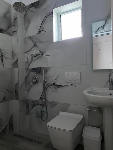 Bathroom 3, Hotel Marku, Sarandës