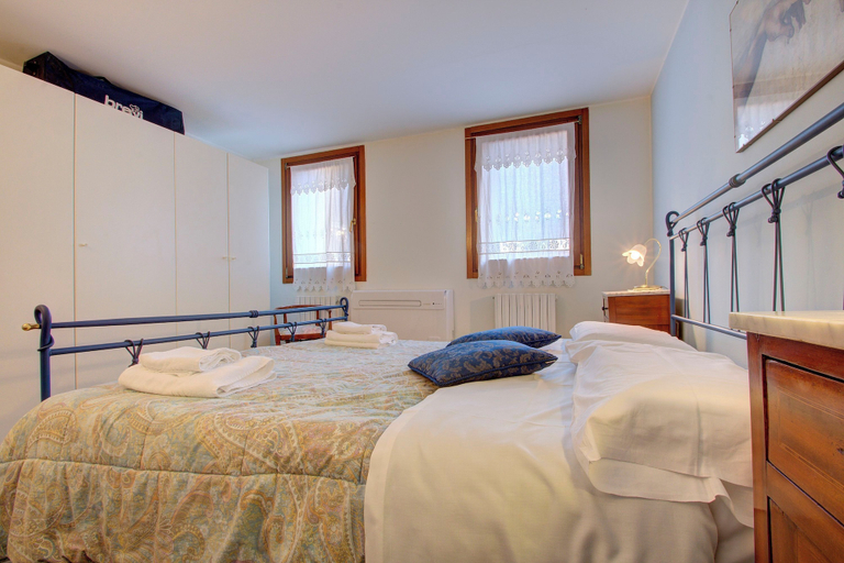 Bedroom 3, Cross Canal Set, Venezia