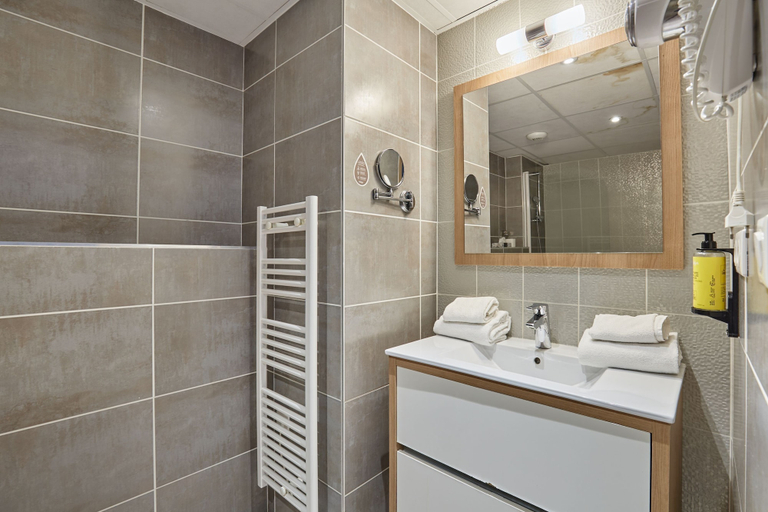 Bathroom 4, Odalys City Apartment Hotel - Montpellier Centre Gare Saint Roch, Hérault