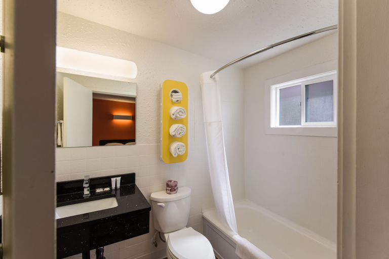 Bathroom 5, Motel 6 Cranbrook, BC, East Kootenay