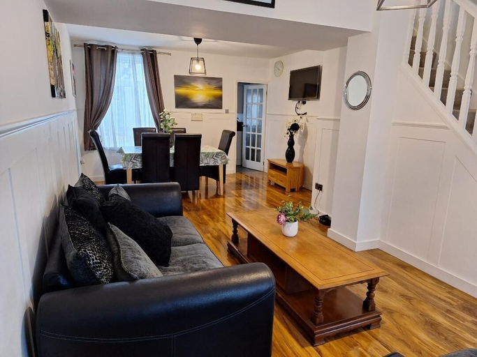 Others 5, Fantastic Large Room with  free parking, Medway