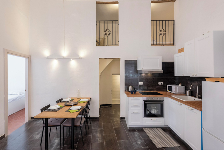 Others 5, Excellent 2-bed flat in Genoa's Old Town, Genova