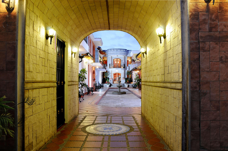 Exterior & Views