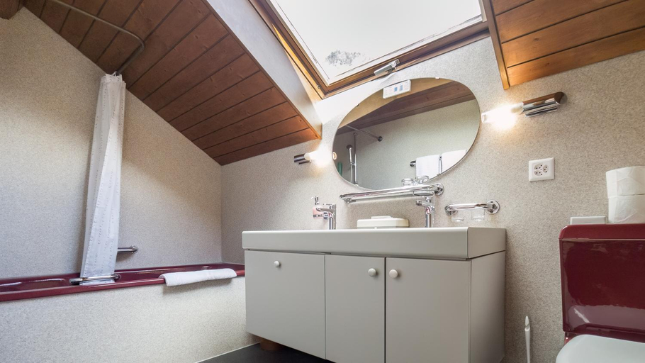 Bathroom 4, Hotel Rössli, Interlaken