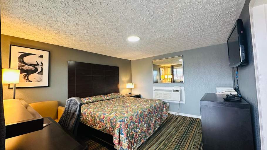 Bedroom 2, Catalina Airport Motel, Indianapolis
