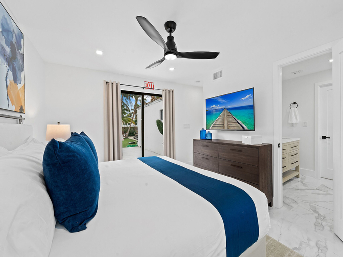 Bedroom 3, Aqua Haven- Stylish Getaway With Pool and Jacuzzi, Broward