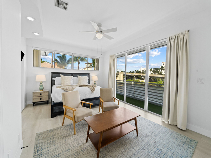 Interior 2, Intercostal beauty with heated pool + Spa!, Broward