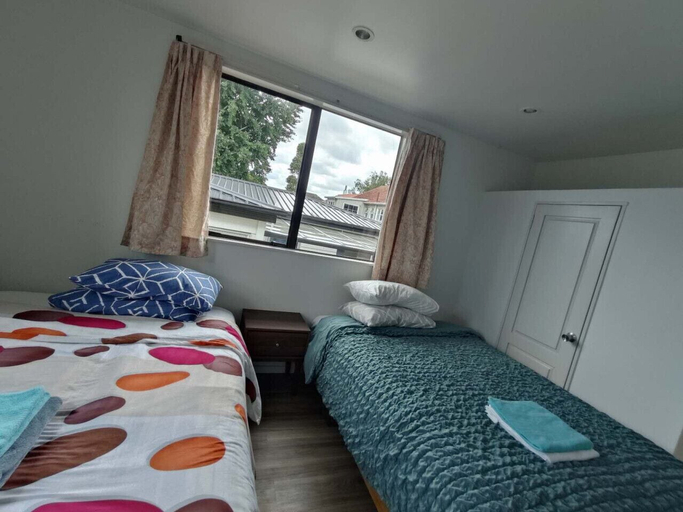 Others 5, 4 double and 2 Sofa Beds in 2 Bedroom, Waitakere