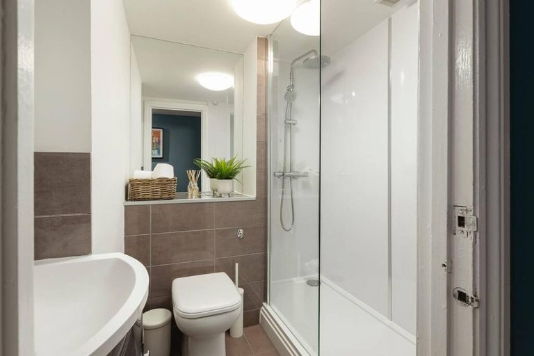 Bathroom, Short Walk to I360 and Beach 5 Condo With Patio, Brighton and Hove