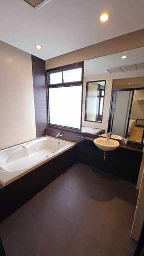 Bathroom 4, Rsai sriracha, Si Racha