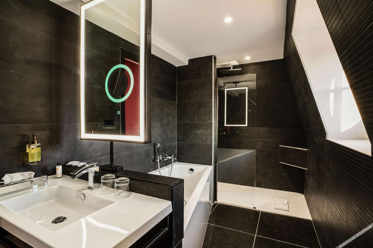 Bathroom, HÔTEL DE LA CITÉ ROYALE, Indre-et-Loire
