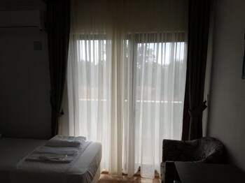 Others 4, Güneş Yönü Omay Otel, Ezine