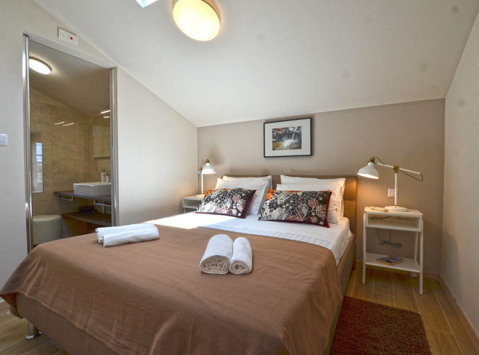 Bedroom 4, Tranquil Getaway With Shared Pool in Bale, Bale