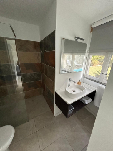 Bathroom, En Plein cœur des calanques a 800 m de la mer hebergement avec Piscine Exclusive, Bouches-du-Rhône
