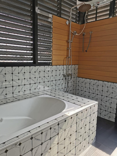 Bathroom 4, 89 Bed & Studio hostel, Khlong San